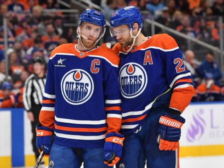 Звезды «Ойлерз» Макдэвид и Драйзайтль сыграли в любительской лиге / Oilers Stars McDavid and Draisaitl Make Surprise Beer League Appearance