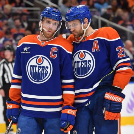 Звезды «Ойлерз» Макдэвид и Драйзайтль сыграли в любительской лиге / Oilers Stars McDavid and Draisaitl Make Surprise Beer League Appearance