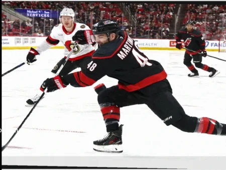 Хоккей: “Каролина Харрикейнз” побеждает “Оттава Сенаторз” в спорном матче в двух овертаймах, ведя в серии 2-0