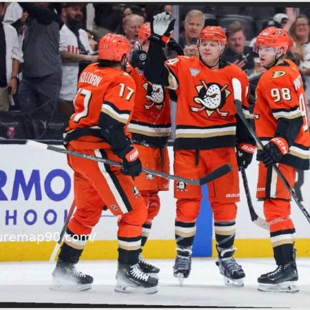 Первый хет-трик Джона Карлсона в НХЛ помог “Дакс” разгромить “Шаркс” и прервать серию из 6 поражений