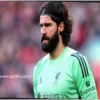 Alisson’s Twist: Juve Track Reopens? Iraola Could Reshuffle Liverpool’s Hierarchy. Three Alternatives Remain.